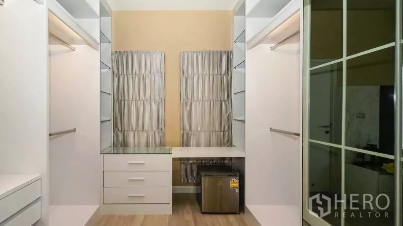 独立式住宅 出售在Lat Krabang, Bangkok - 步入式衣帽间，开放搁架、挂杆、抽屉与梳妆台。