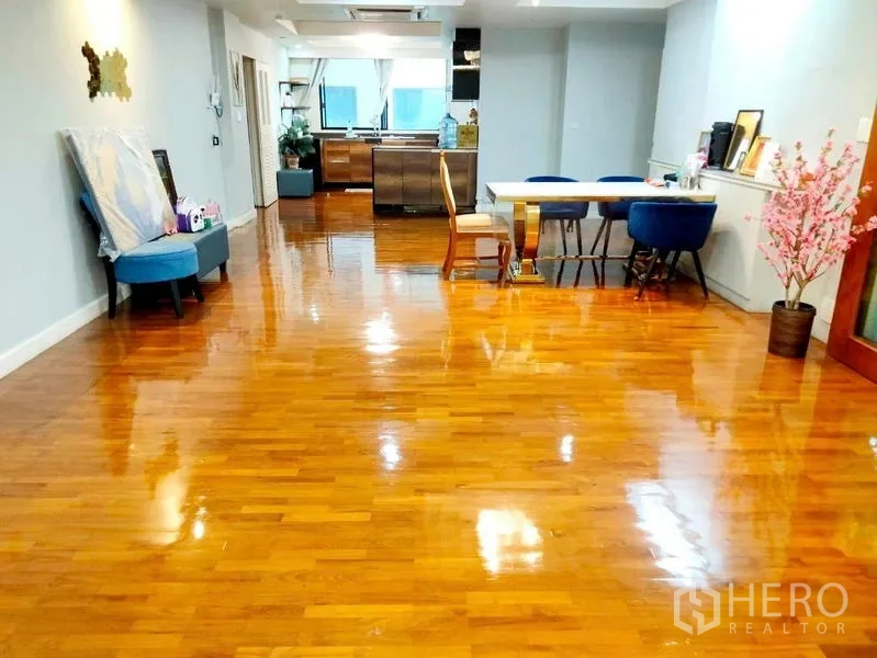 公寓 出租在Khlong Toei, Bangkok - 总统公园公寓开阔客餐厅，亮面木地板与内嵌灯光