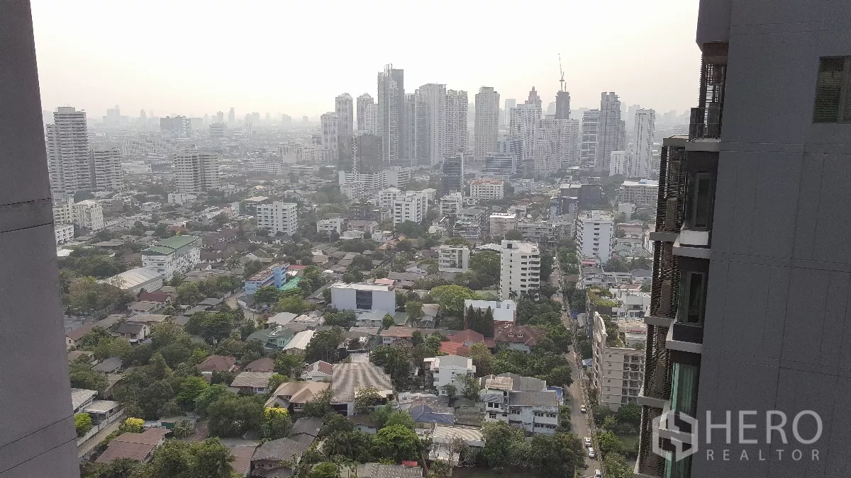 Condominium for rent in Khlong Toei, Bangkok - High-floor balcony view over the Bangkok skyline and surrounding low-rise neighborhood.