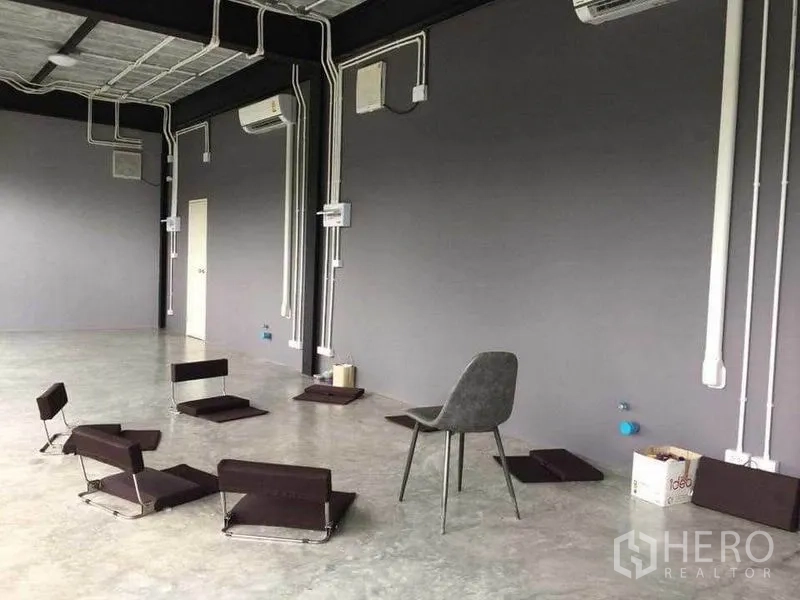 Home Office for rent in Din Daeng, Bangkok - Open-plan home office interior with polished concrete floor, grey walls, exposed conduits and split-type AC units.