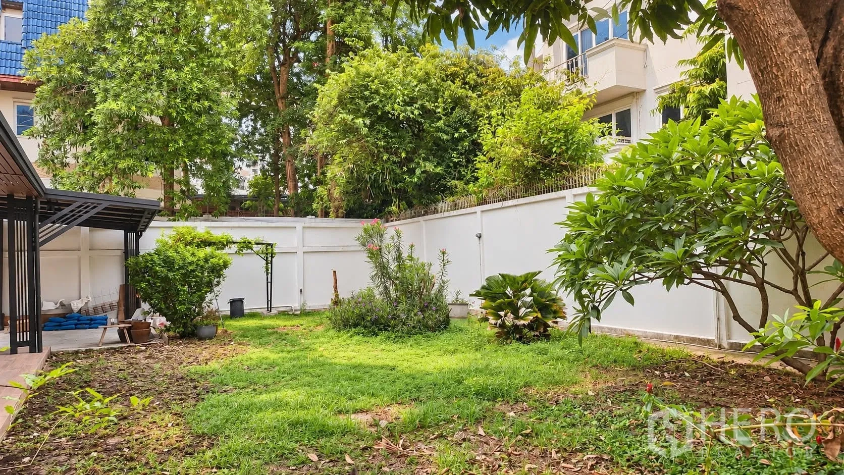 บ้านเดี่ยว for rent in Khlong Toei, Bangkok - สวนส่วนตัวพร้อมสนามหญ้า ต้นไม้ และรั้วรอบขอบชิดสีขาว