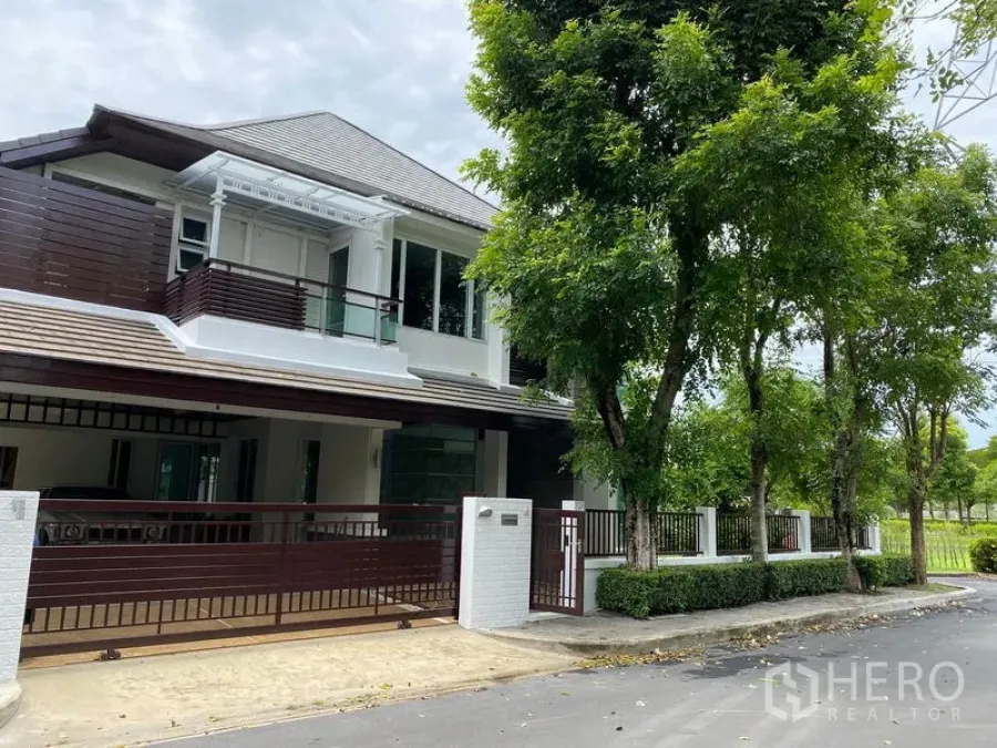 独立式住宅 出租在Prawet, Bangkok - 安静社区内的两层现代独栋别墅，带大门与有顶车位，街景绿荫环绕。