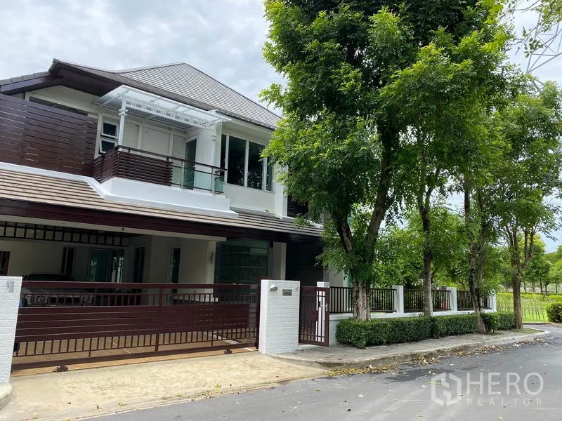 独立式住宅 出租在Prawet, Bangkok - 安静社区内的两层现代独栋别墅，带大门与有顶车位，街景绿荫环绕。
