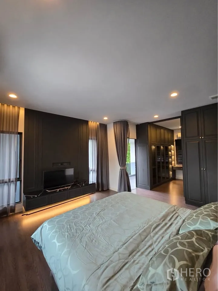 Detached House for rent in Bang Kapi, Bangkok - Master suite view toward walk-in wardrobe and balcony.