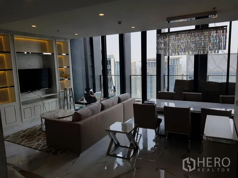 公寓 出租在Pathum Wan, Bangkok - 开放式客餐厅，水晶吊灯、城市景观与内置壁柜