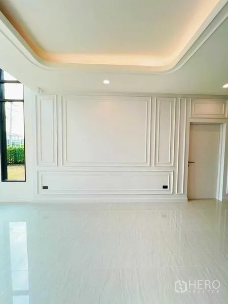 独立式住宅 出售在Bangkok Noi, Bangkok - 客厅装饰墙，经典线条与天花槽灯。