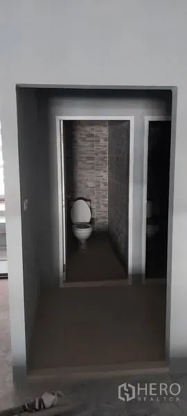 Warehouse for rent in Sai Mai, Bangkok - Clean tiled restroom with separate stalls inside the warehouse facility.