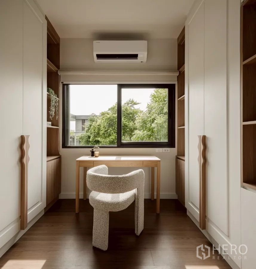บ้าน ให้เช่าในBang Phli, Samut Prakan - ห้องทำการบ้าน/ทำงานพร้อมโต๊ะหันออกหน้าต่างบานกว้าง