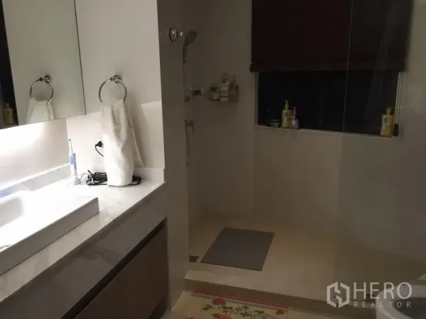 公寓 出售在Watthana, Bangkok - 现代卫浴，步入式淋浴间、台盆和背光镜