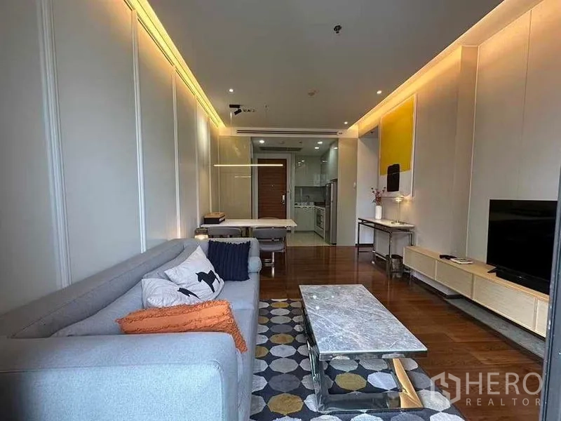 公寓 出租在Khlong Toei, Bangkok - 客厅朝厨房视角，大理石茶几、电视柜，连接阳台。