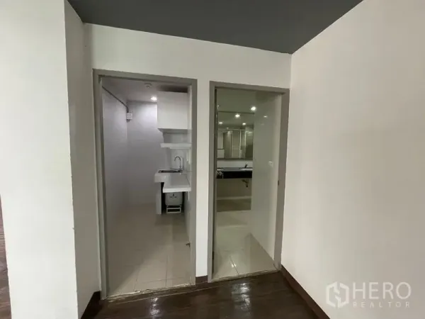 สำนักงาน ให้เช่าในRatchathewi, Bangkok - โซนแพนทรีและทางเข้าห้องน้ำพร้อมอ่างล้างจานและพื้นกระเบื้องในออฟฟิศ