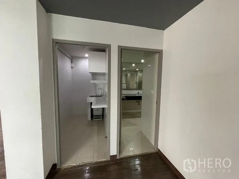สำนักงาน ให้เช่าในRatchathewi, Bangkok - โซนแพนทรีและทางเข้าห้องน้ำพร้อมอ่างล้างจานและพื้นกระเบื้องในออฟฟิศ