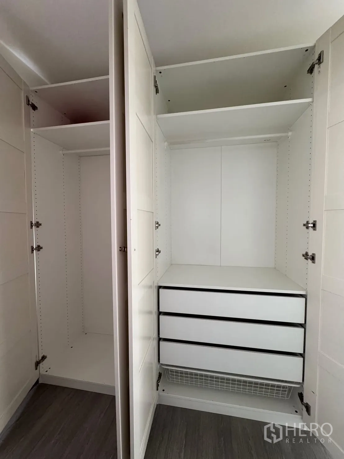 บ้านเดี่ยว for rent in Bang Phli, Samut Prakan - ตู้เสื้อผ้าบิวท์อินสีขาว เปิดโชว์ชั้นวางและลิ้นชัก