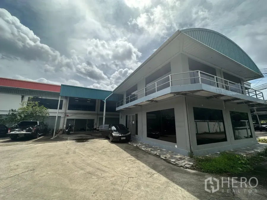 货栈 出租在Huai Khwang, Bangkok - 两层办公室带阳台，旁连仓库与宽阔混凝土院。