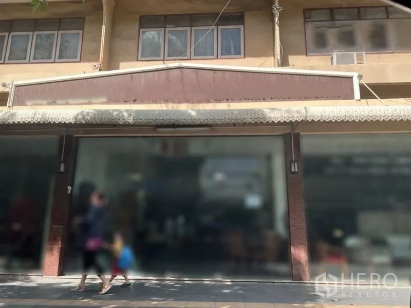 Retail Space for rent in Watthana, Bangkok - Central retail frontage with large signage panel, glass display windows and a shaded pedestrian pavement.