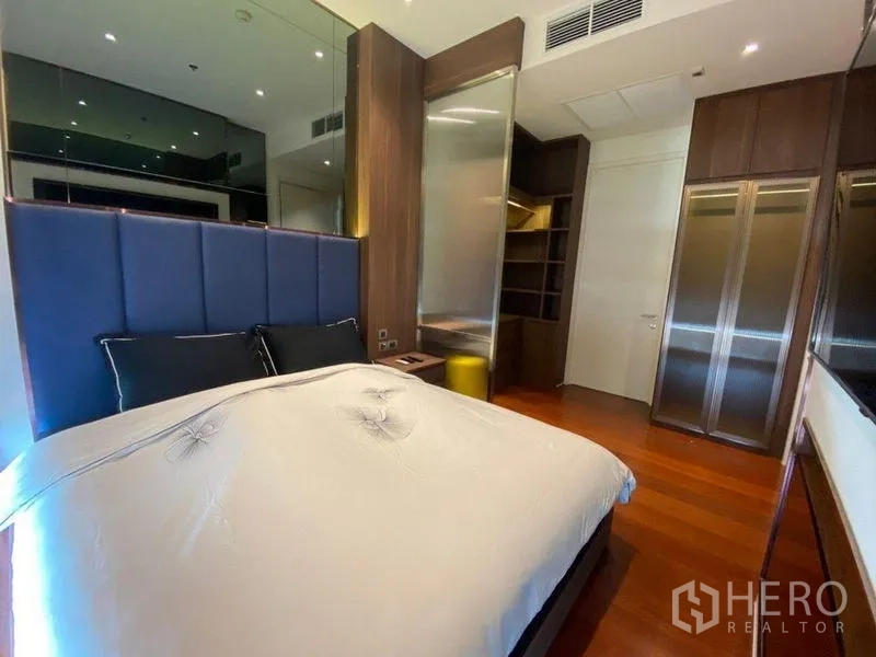公寓 出租或出售在Watthana, Bangkok - 卧室配软包床头、衣柜与内置置物架，收纳充足。