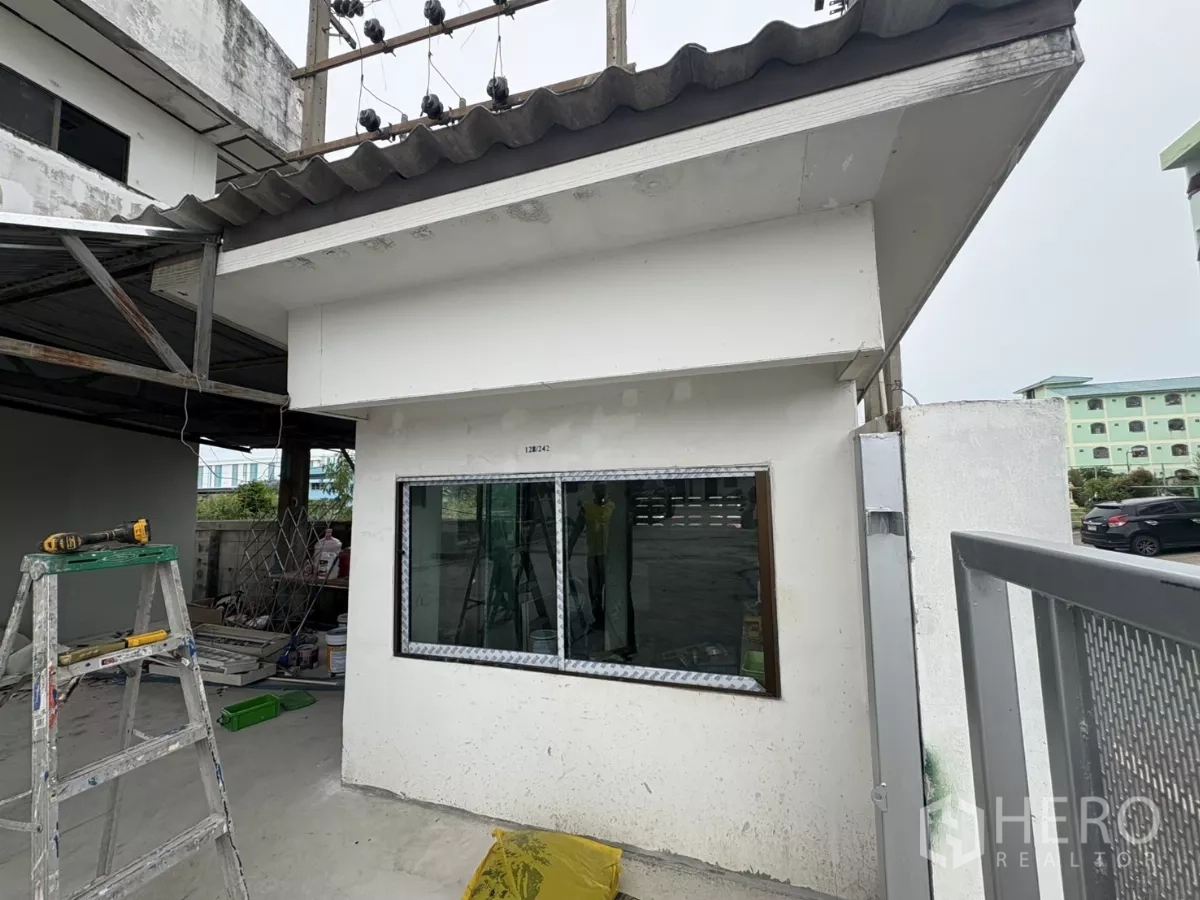 Factory for rent in Khlong Toei, Bangkok - Security guardhouse at the entrance undergoing renovation.