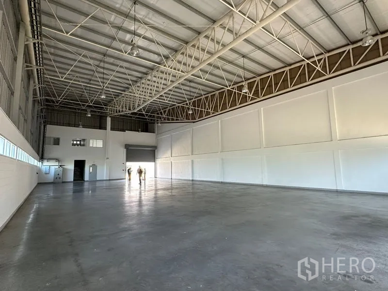 工厂 出租在Bang Bo, Samut Prakan - 仓库装卸区，卷帘门、混凝土地面及夹层办公室。