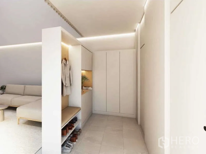 带办公室的家 出租在Bang Phli, Samut Prakan - 入户玄关配长凳与鞋柜，极简柜体连接客厅。