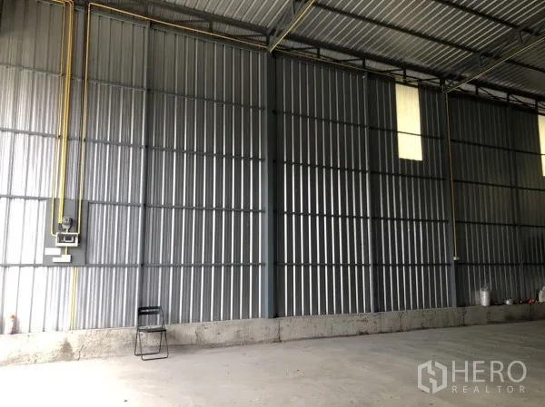 仓库 for rent in Wang Thonglang, Bangkok - 室内金属墙板、线路管道与高位采光窗。