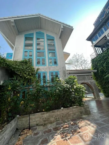 零售空间 出租在Phaya Thai, Bangkok - 侧立面，高挑蓝色百叶窗与窗户