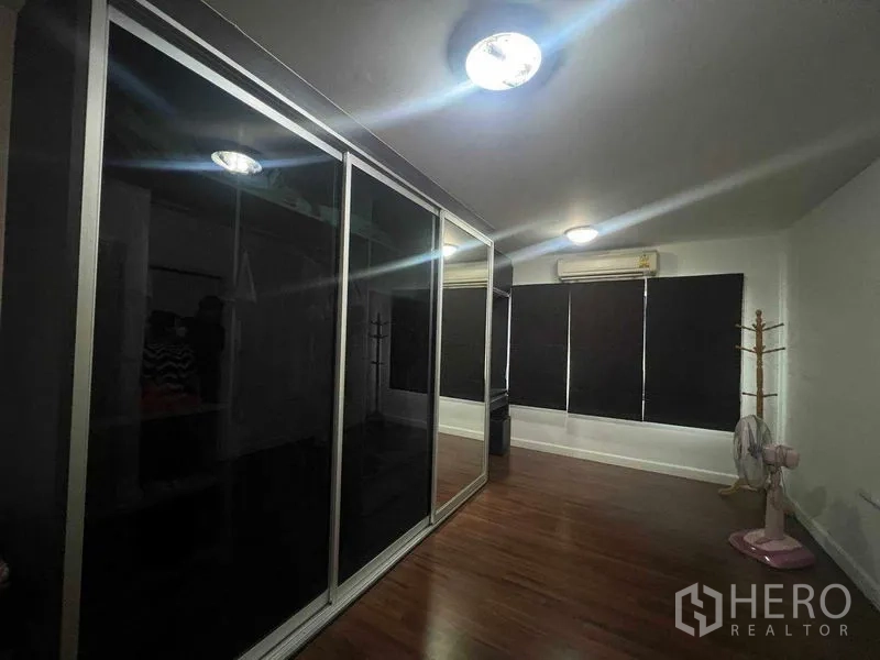 Townhouse for rent in Bueng Kum, Bangkok - Flexible room with full-length wardrobes, blackout blinds and wood flooring.
