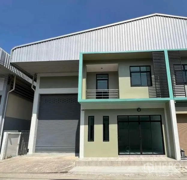 โรงงาน ให้เช่าหรือขายในMueang Samut Sakhon, Samut Sakhon - มุมมองด้านหน้าอาคารโรงงาน แสดงประตูม้วนและส่วนสำนักงาน