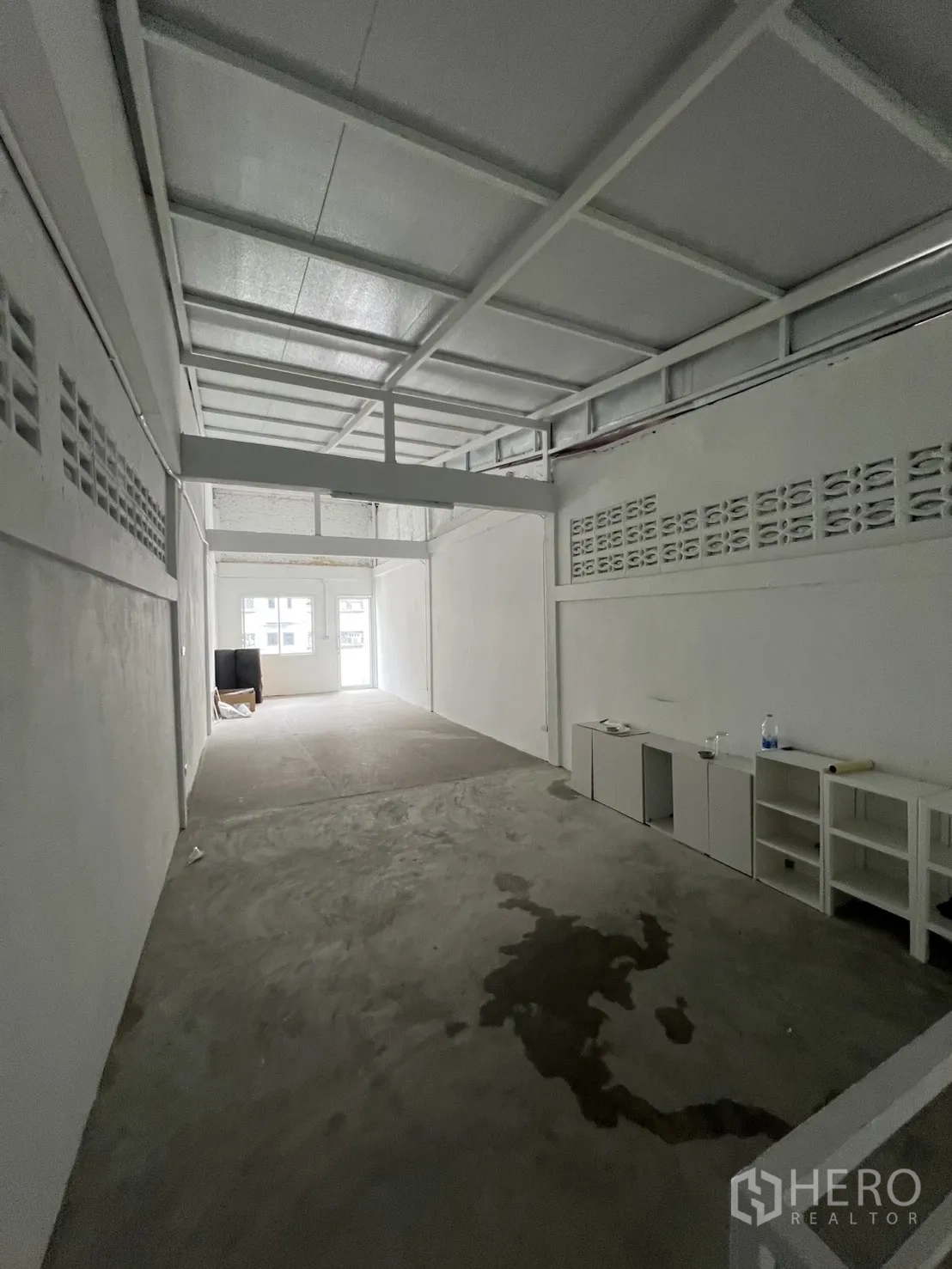 Shophouse for rent or sale in Khlong Toei, Bangkok - Spacious upper floor with high ceiling and rear windows.