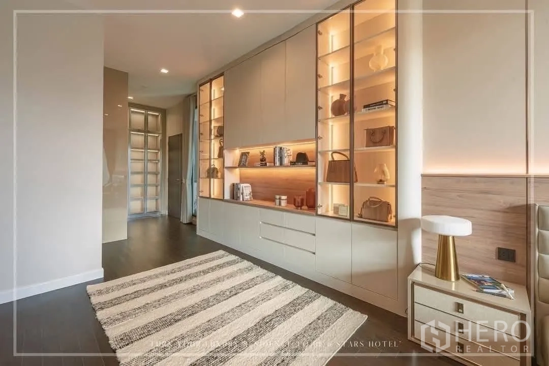 บ้านเดี่ยว for rent or sale in Suan Luang, Bangkok - โถงห้องนอนพร้อมตู้โชว์บิวต์อินไฟส่องและพรมลายทาง