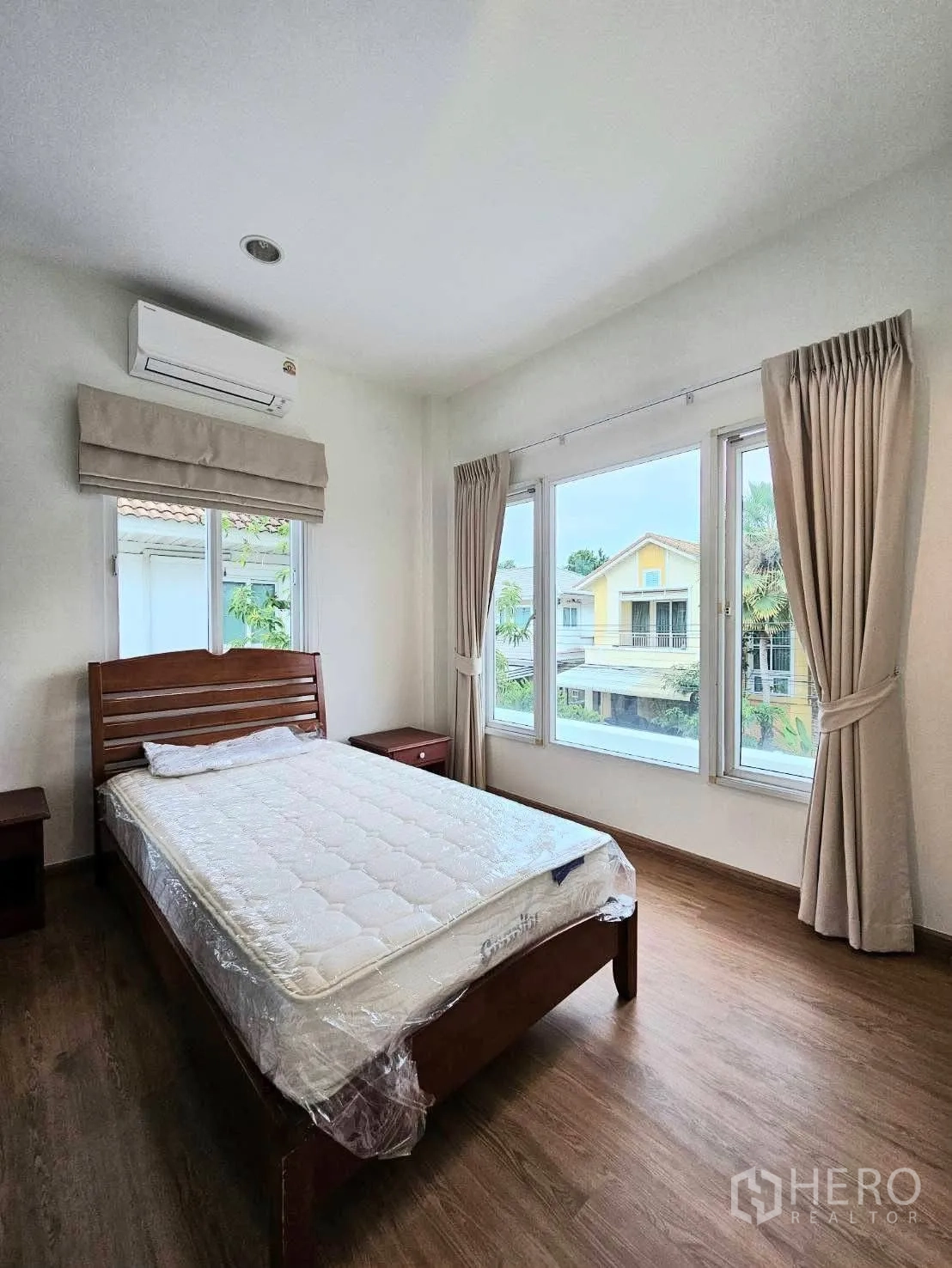 บ้านเดี่ยว for rent in Bang Phli, Samut Prakan - ห้องนอนเตียงคู่ หน้าต่างกระจกมุมห้องและเครื่องปรับอากาศ
