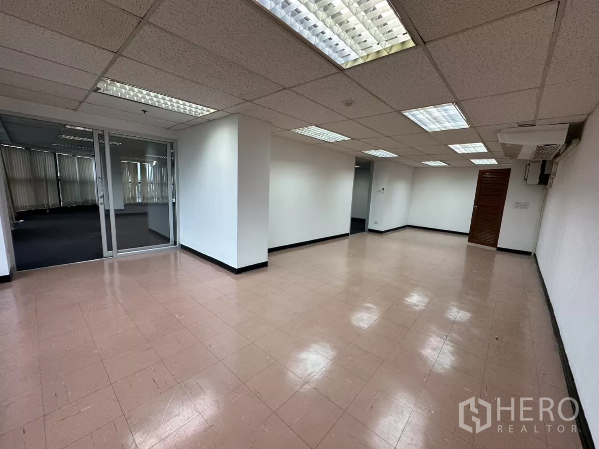 สำนักงาน ให้เช่าในWatthana, Bangkok - ห้องพื้นกระเบื้องเหมาะเป็นส่วนต้อนรับหรือเก็บของ ไฟฟลูออเรสเซนต์ และแอร์แขวนผนังข้างประตูกระจก