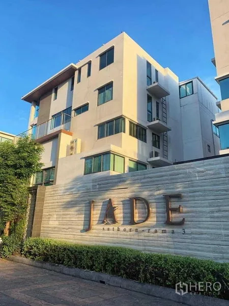 联排别墅 出租或出售在Yan Nawa, Bangkok - JADE Sathorn–Rama 3 小区入口标识与绿化景观。