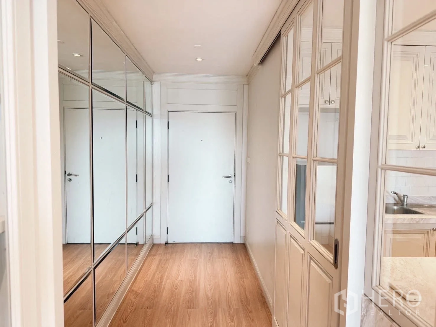 Condominium for rent or sale in Sathon, Bangkok - Entry corridor with mirrored storage and glass sliding partition.