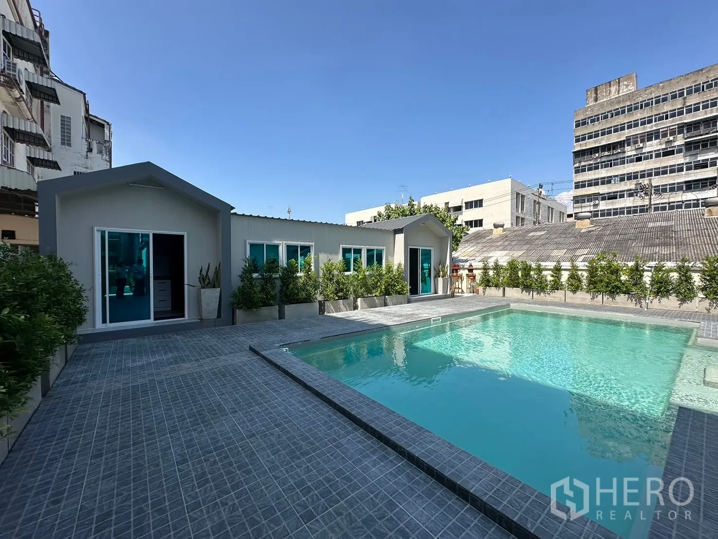 带办公室的家 出租在Suan Luang, Bangkok - 泳池景观，长形亭阁与绿植。