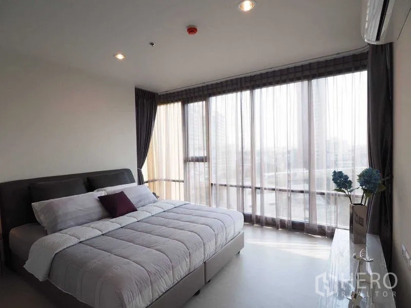 公寓 出租在Khlong Toei, Bangkok - 转角主卧，落地窗环绕可见城市景观