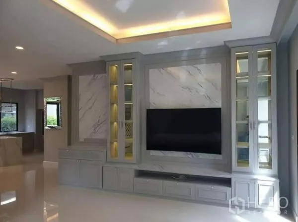 独立式住宅 出租或出售在Prawet, Bangkok - 明亮客厅，大理石电视背景墙与玻璃展示柜