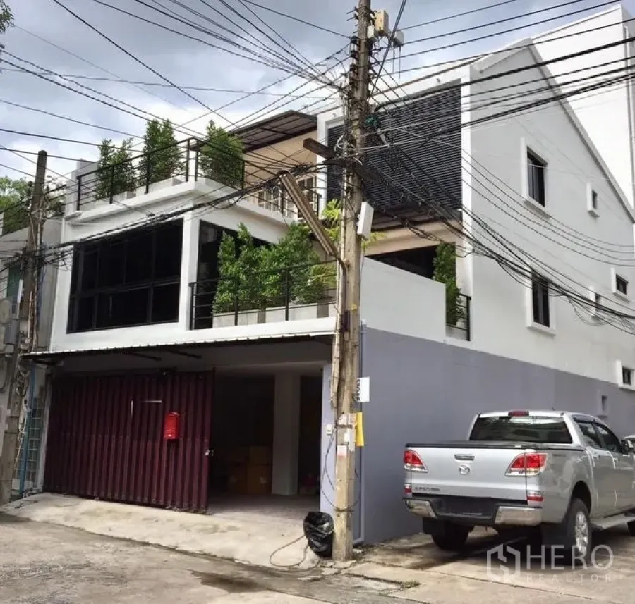 联排别墅 出租在Khlong Toei, Bangkok - Ekkamai曼谷现代三层联排外观，设绿化阳台与有顶车位。