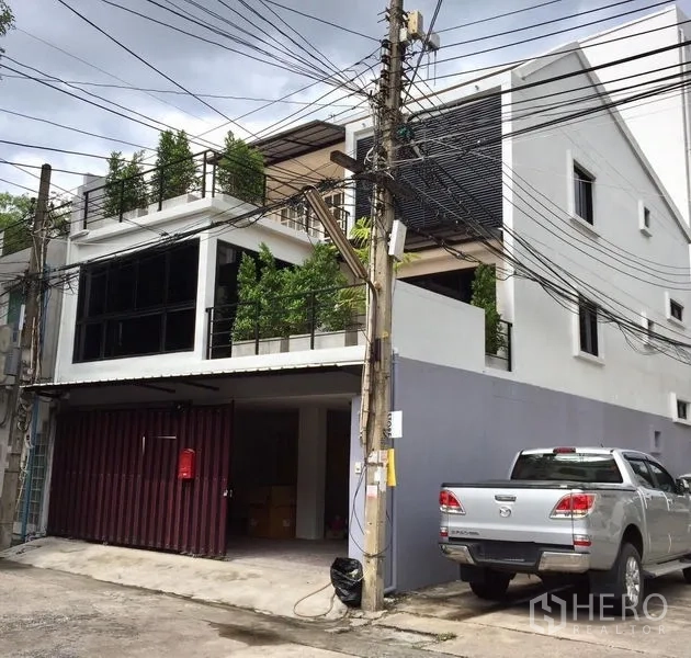 联排别墅 出租在Khlong Toei, Bangkok - Ekkamai曼谷现代三层联排外观，设绿化阳台与有顶车位。