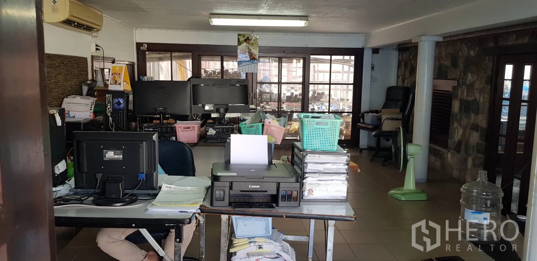 联排别墅 出租在Khlong Toei, Bangkok - 开放式办公区，摆放电脑与书桌，临窗采光。