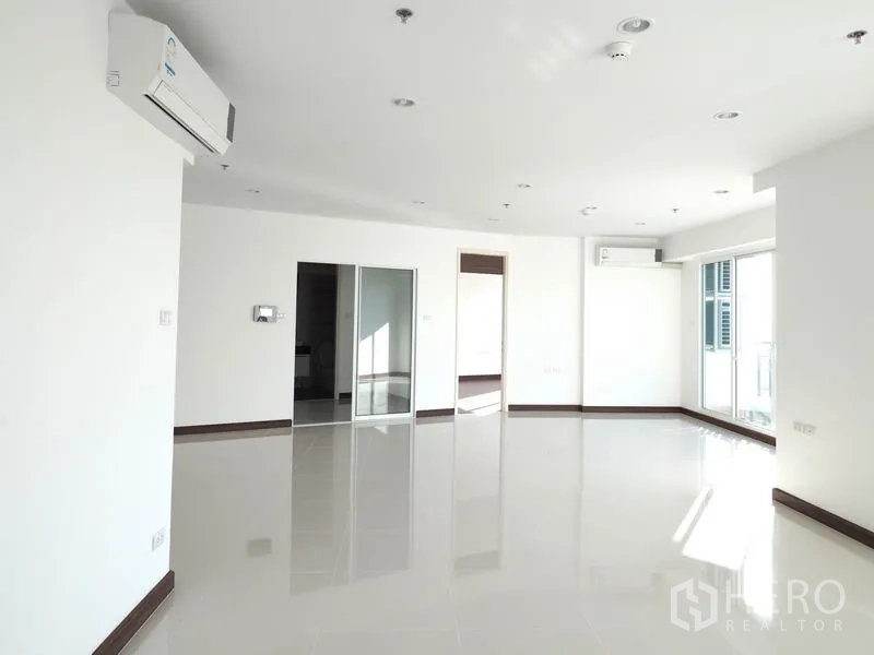 公寓 出租在Yan Nawa, Bangkok - 采光充足的客餐厅一体空间，装有空调，亮面地砖与多处出入口。