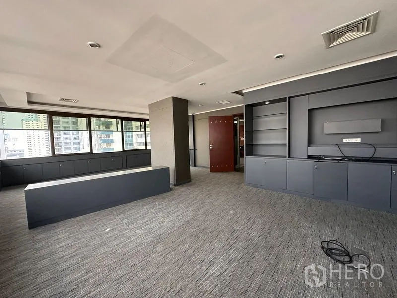 办公空间 出租在Watthana, Bangkok - 开放式办公区，内置书架与长工作台，城市景观