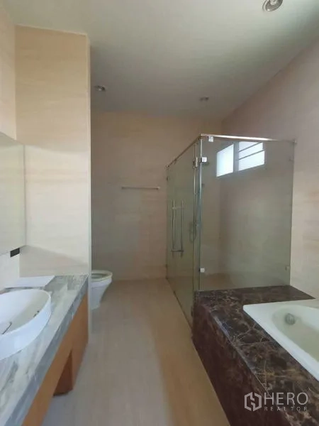 สำนักงานที่บ้าน ให้เช่าในWatthana, Bangkok - ห้องน้ำกว้างพร้อมตู้ Shower กระจก อ่างอาบน้ำ และเคาน์เตอร์หินอ่อน