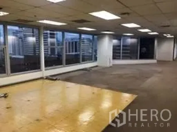 办公空间 出租在Bang Rak, Bangkok - 开放式办公室，宽大窗墙眺望城市天际线，吊顶与照明完善。
