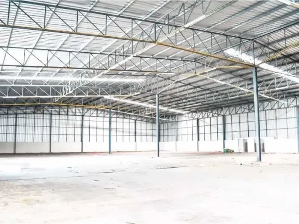 Warehouse for rent in Bang Phli, Samut Prakan - Spacious warehouse interior featuring a high steel truss roof, translucent panels and a large open floor ready for operations.