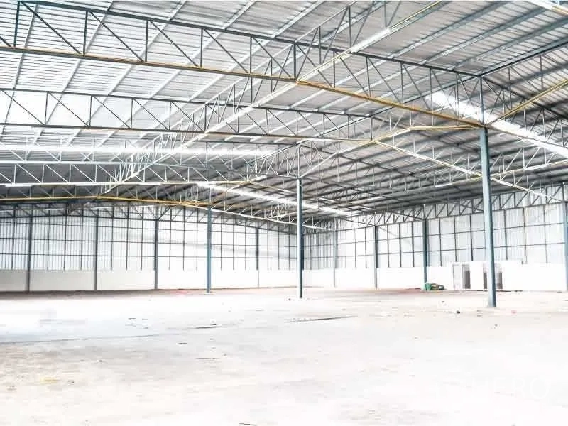 Warehouse for rent in Bang Phli, Samut Prakan - Spacious warehouse interior featuring a high steel truss roof, translucent panels and a large open floor ready for operations.