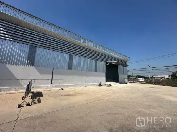 คลังสินค้า ให้เช่าในBang Bua Thong, Nonthaburi - มุมข้างโกดังแสดงลานจอดและกลับรถกว้าง พร้อมรั้วรอบ