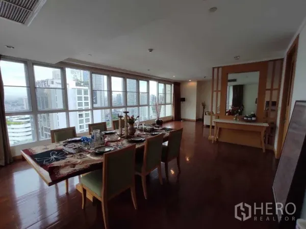 公寓 出租在Khlong Toei, Bangkok - 狭长餐厅，整面落地窗欣赏曼谷天际线。