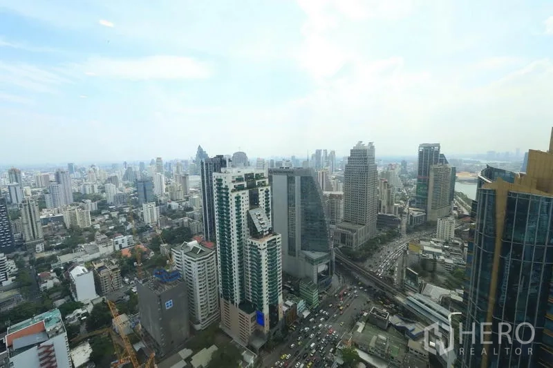 公寓 出租或出售在Watthana, Bangkok - 阿索克区城市景致，高楼与轨道交通。