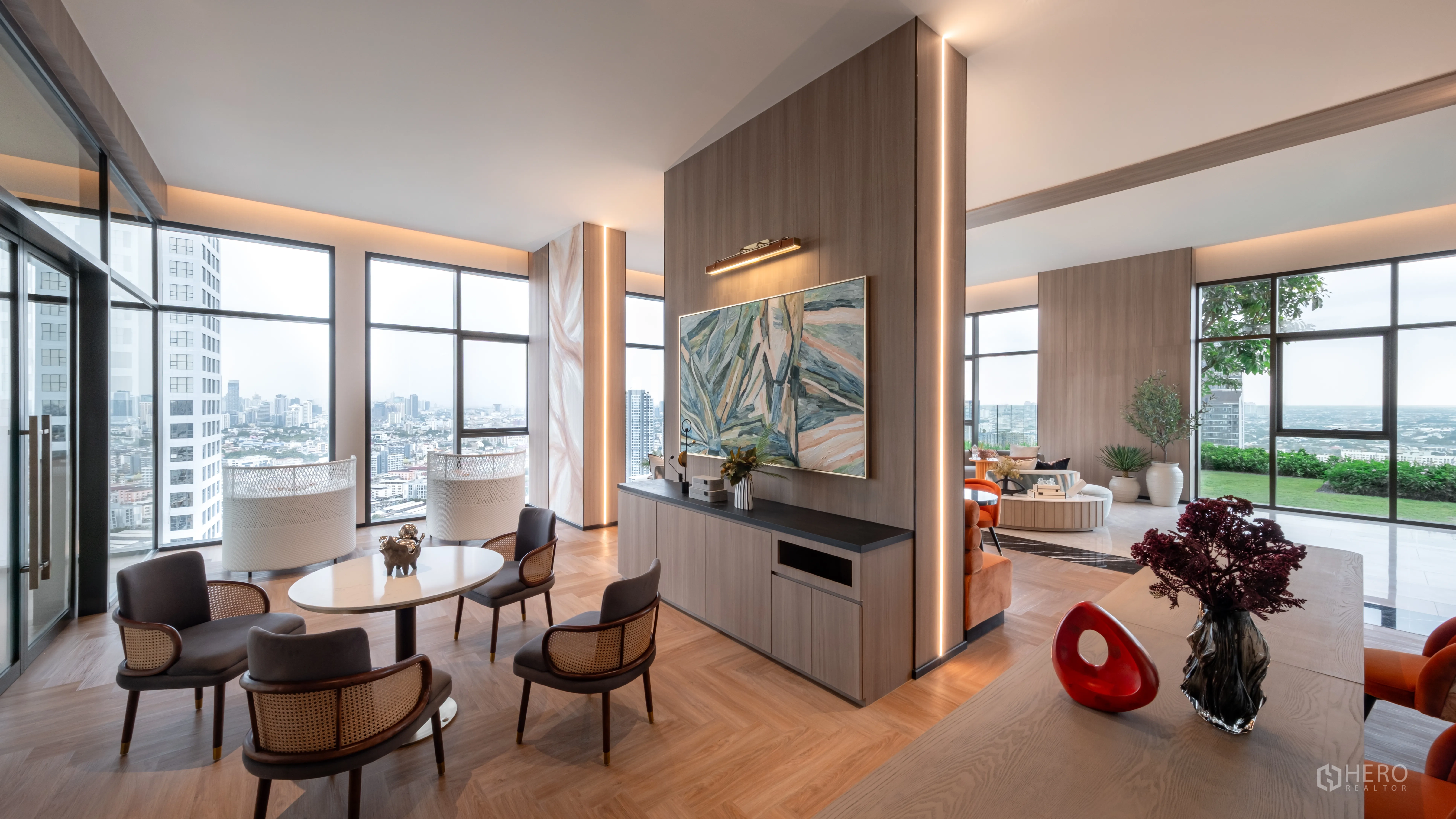 公寓 for sale in Khlong Toei, Bangkok - 落地窗现代休闲区，城市天际线景观，多个座位区并连通绿化露台