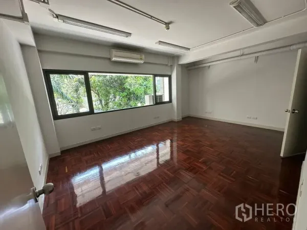 สำนักงาน ให้เช่า - ห้องสำนักงานสว่าง มีหน้าต่างมุมมองต้นไม้และพื้นไม้เงาวาว
